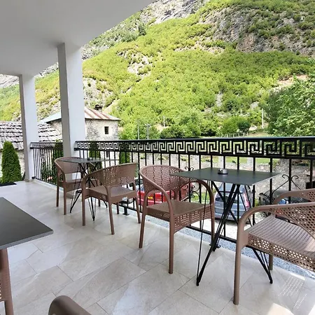 Dragobia House & Table מלון