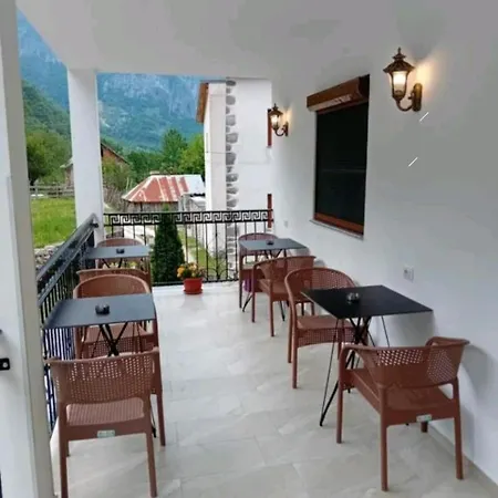 Dragobia House & Table 3*
